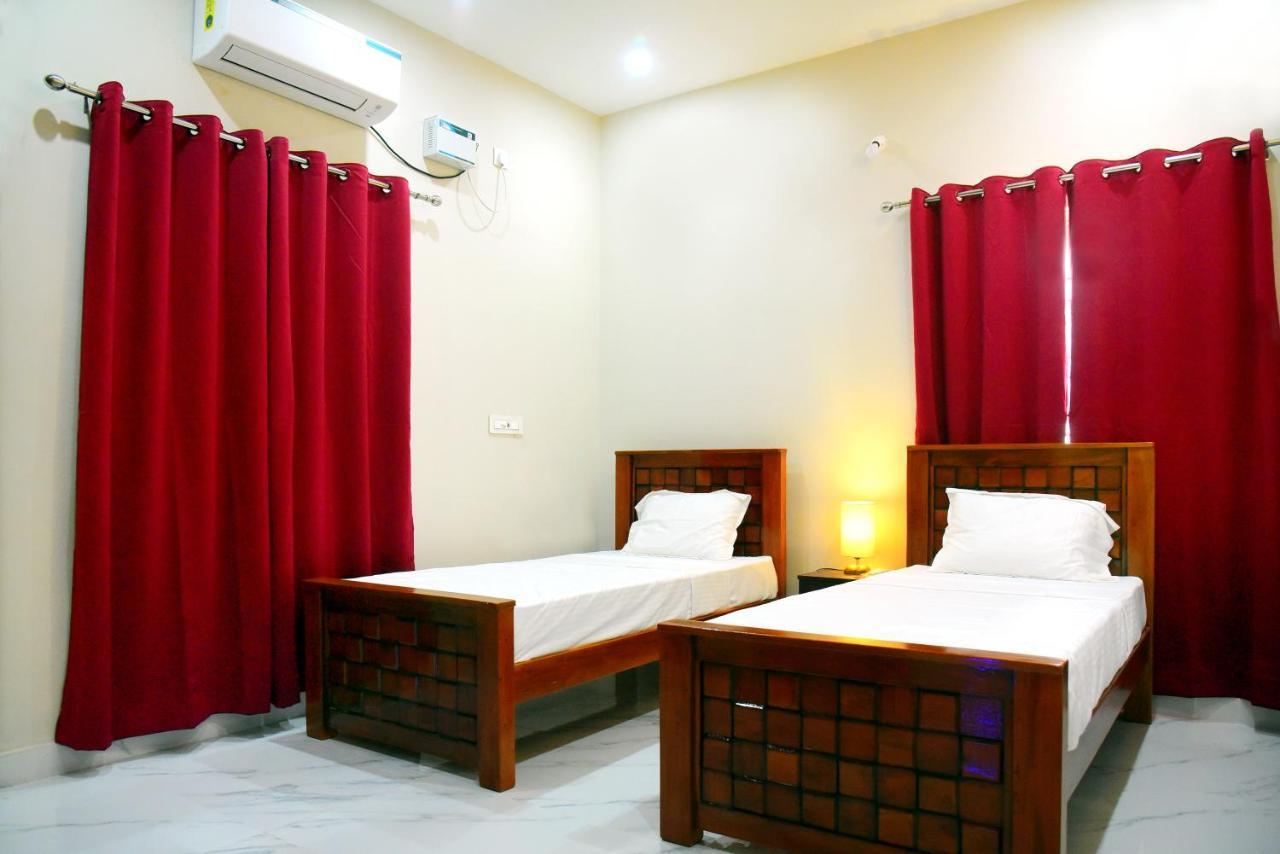 Sri Apartment 2Bhk For Familys Couples Parking A2 Puducherry Buitenkant foto